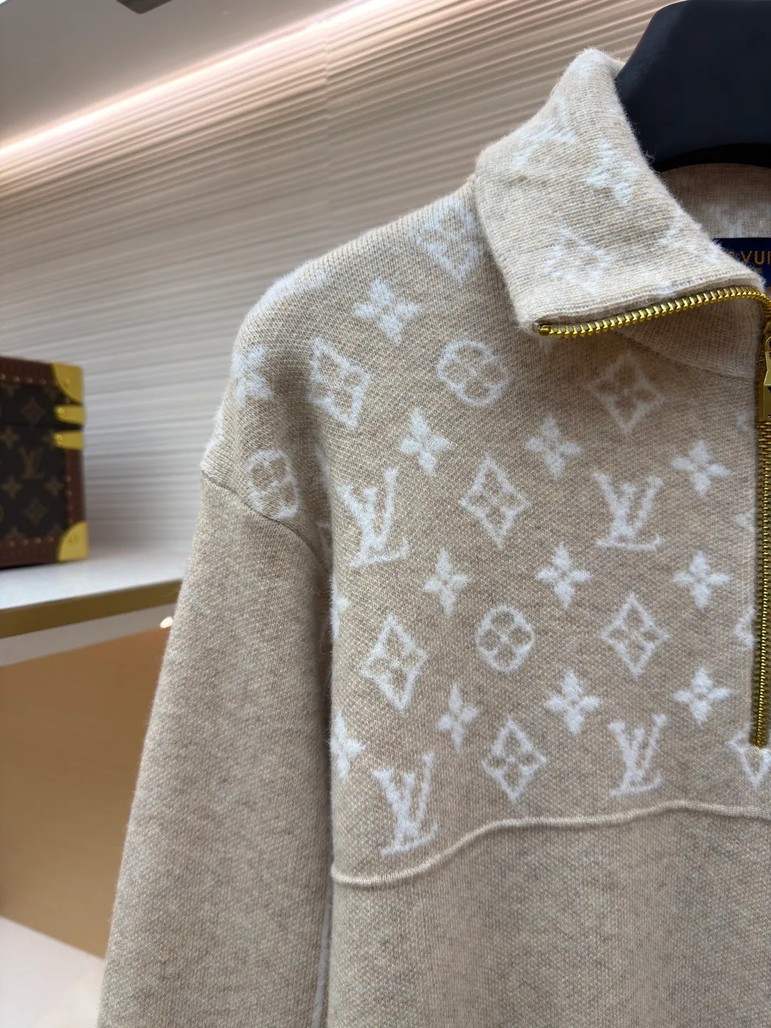 LOUIS VUITTON SKI ski series printed sweater ●Original version: purchased and developed for 16999 ●Item number: 1681590-B70 ●Fabric: wool blended fabric ●Technology: printing production ●Color: camel ●Version: fitted version ●Weight: about 660 grams ●Size: XS-S-M-L ●Description: This beige half-zip turtleneck sweater is made of high-quality wool blend fabric, which has a soft and delicate feel, excellent warmth retention and breathability. The classic half-high collar design and metal zipper are both warm and neat. The zipper adopts precision electroplating technology, which makes the color uniform, smooth and durable. The classic presbyopia pattern on the chest and shoulders adopts fine jacquard technology. The pattern is three-dimensional and clear, highlighting the brand recognition. The body has a form-fitting silhouette and a smooth cut for comfort and freedom of movement. The cuffs and hem are ribbed to fit tightly around the wrist and waist to prevent cold wind from entering. In the production process, multiple combing and washing processes are used to make the fabric softer and skin-friendly while maintaining a stable pattern. The stitching is even and firm, and the details are meticulously handled, reflecting the brand's strict control over quality. The overall design is simple and elegant, with exquisite details. From fabrics to hardware accessories, it reflects the pursuit of quality. It is an ideal choice for daily wear in autumn and winter. The overall wiring is straight and delicate, the fabric is comfortable and soft, and the color is consistent without color difference. It can be matched with the same style to create a fashionable look and control various occasions. Customized accessories, complete with three standards, same style for men and women!